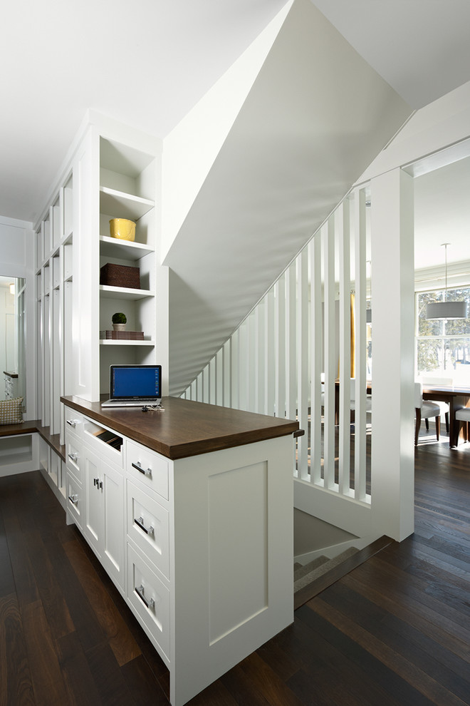 Пример оригинального дизайна: лестница в современном стиле с ступенями с ковровым покрытием