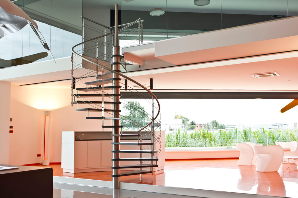 Источник вдохновения для домашнего уюта: винтовая лестница в современном стиле с деревянными ступенями без подступенок