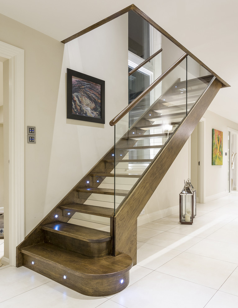 Пример оригинального дизайна: прямая лестница среднего размера в современном стиле с деревянными ступенями, стеклянными подступенками и перилами из смешанных материалов