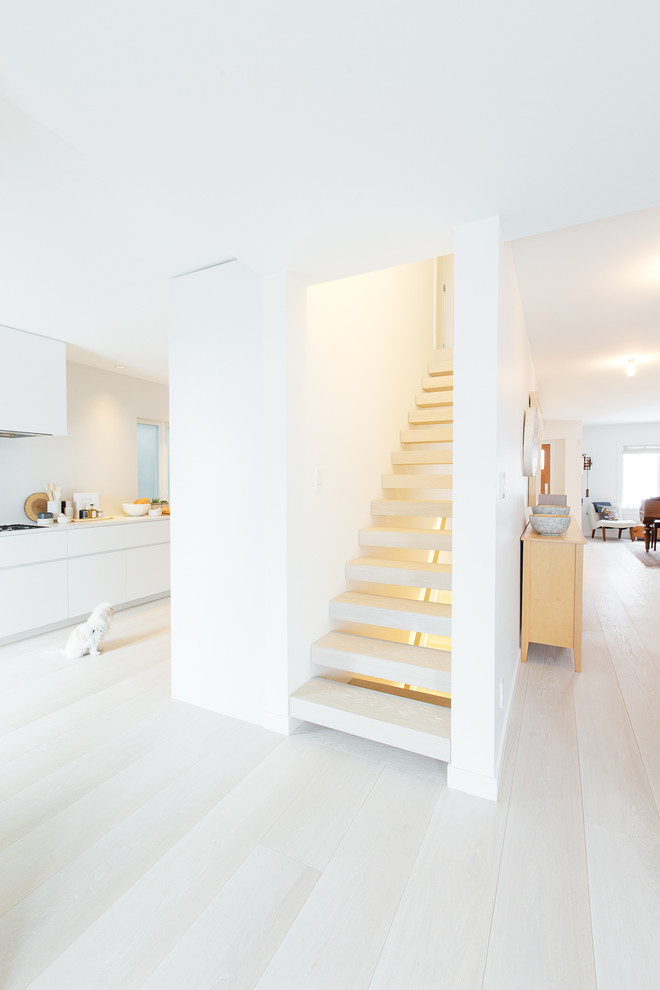 Cette photo montre un petit escalier sans contremarche droit tendance avec des marches en bois.