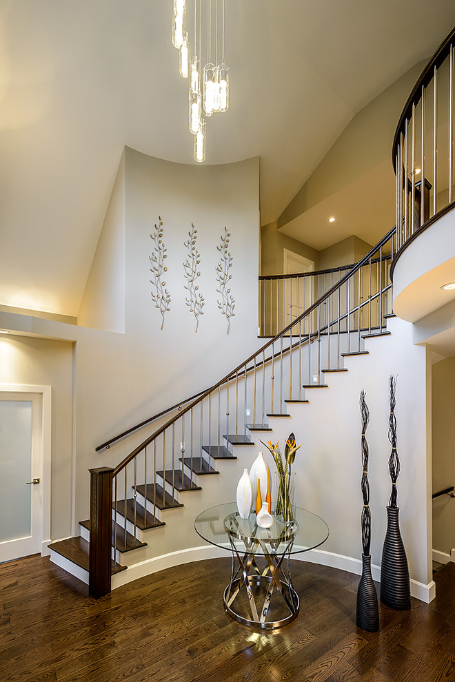 На фото: лестница в современном стиле с деревянными ступенями с