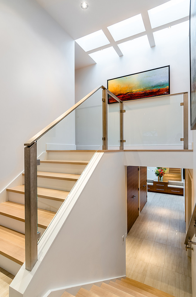 Идея дизайна: лестница в современном стиле с деревянными ступенями и крашенными деревянными подступенками