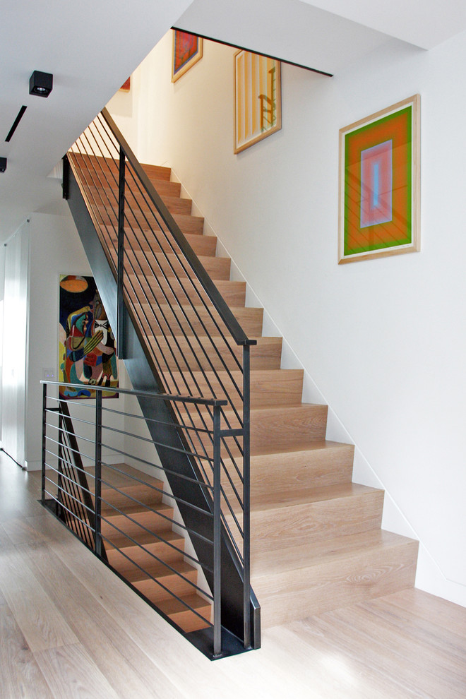 На фото: прямая деревянная лестница в современном стиле с деревянными ступенями и металлическими перилами