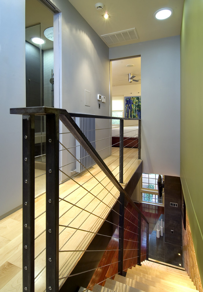Пример оригинального дизайна: прямая лестница в современном стиле с деревянными ступенями