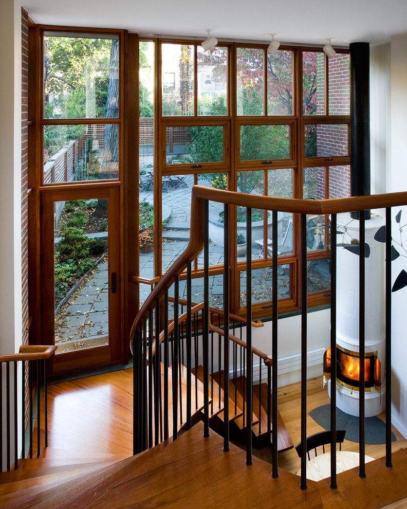 Ejemplo de escalera actual con escalones de madera y barandilla de metal