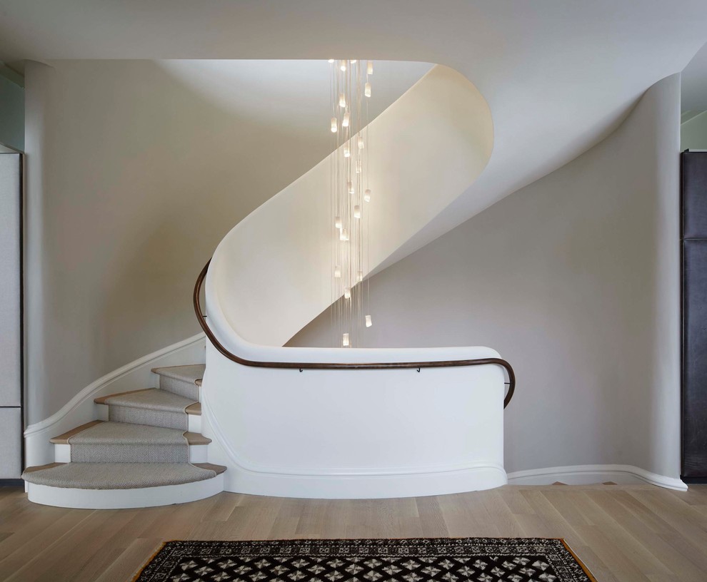 Inspiration för moderna svängda trappor, med heltäckningsmatta och sättsteg med heltäckningsmatta