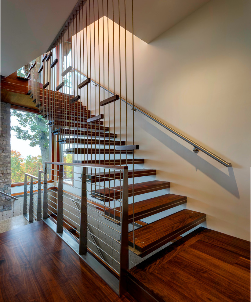 Источник вдохновения для домашнего уюта: лестница на больцах в современном стиле с деревянными ступенями и перилами из тросов без подступенок