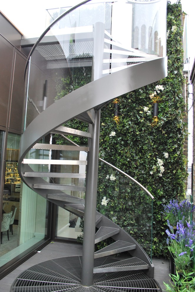 ロンドンにあるコンテンポラリースタイルのおしゃれな外階段の写真