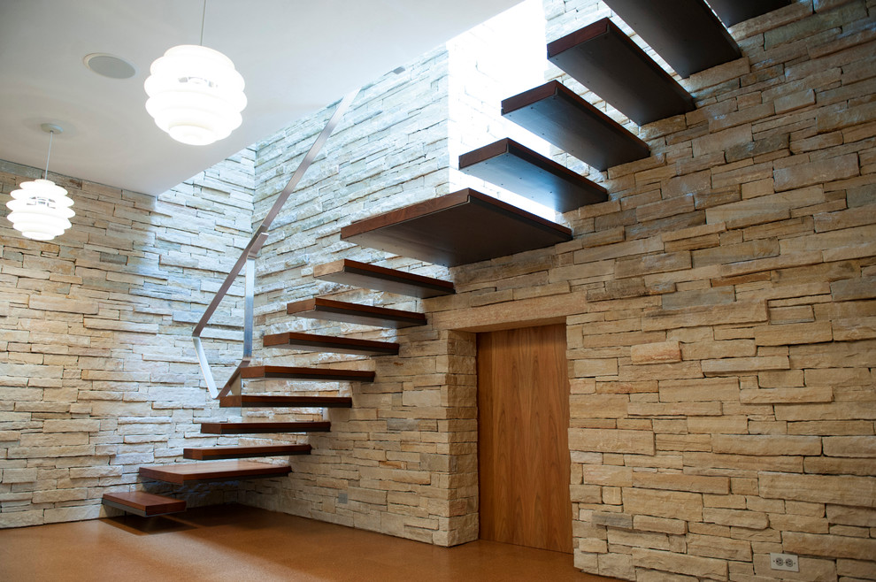 Réalisation d'un escalier sans contremarche flottant design avec des marches en bois et rangements.
