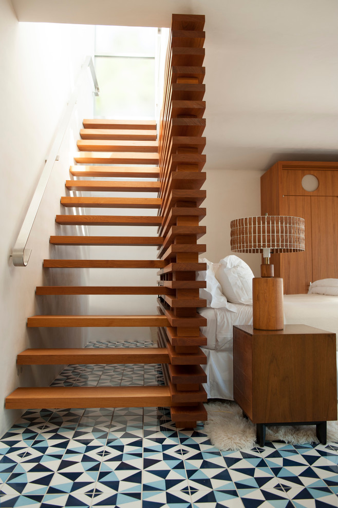 Cette photo montre un escalier sans contremarche flottant tendance avec des marches en bois et éclairage.