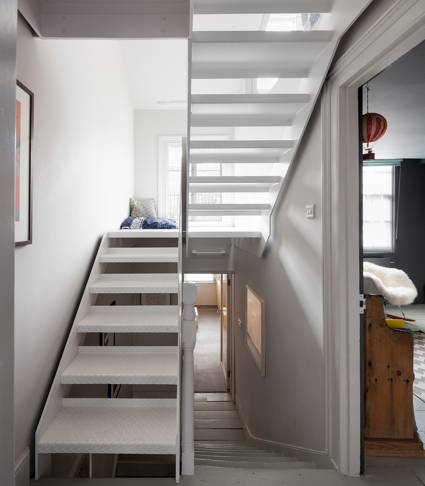 Diseño de escalera en U contemporánea de tamaño medio sin contrahuella con escalones de metal y barandilla de metal