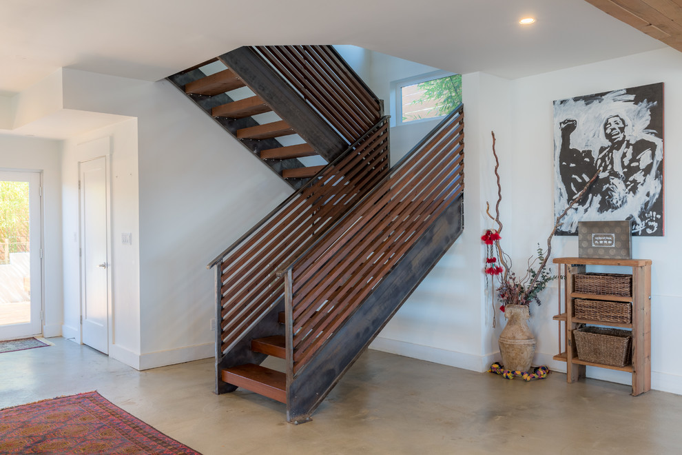 Стильный дизайн: п-образная лестница в современном стиле с деревянными ступенями без подступенок - последний тренд