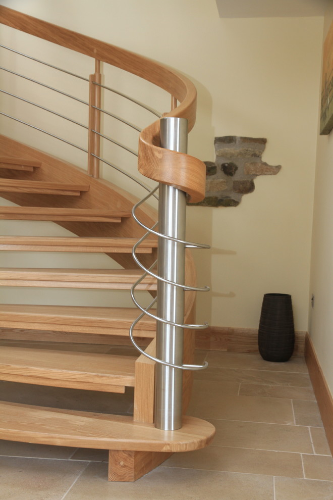 Inspiration pour un grand escalier sans contremarche courbe design avec des marches en bois.