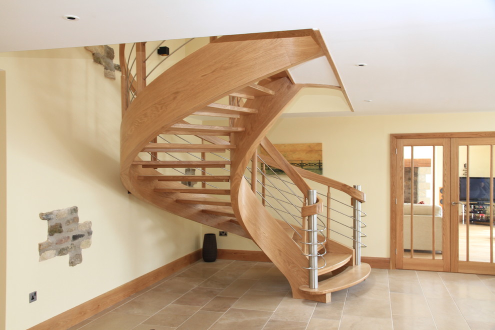 Ejemplo de escalera curva contemporánea grande sin contrahuella con escalones de madera