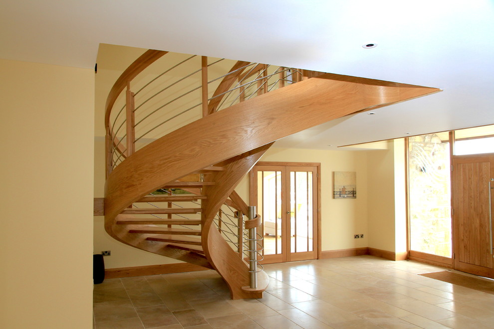 Imagen de escalera curva actual grande sin contrahuella con escalones de madera
