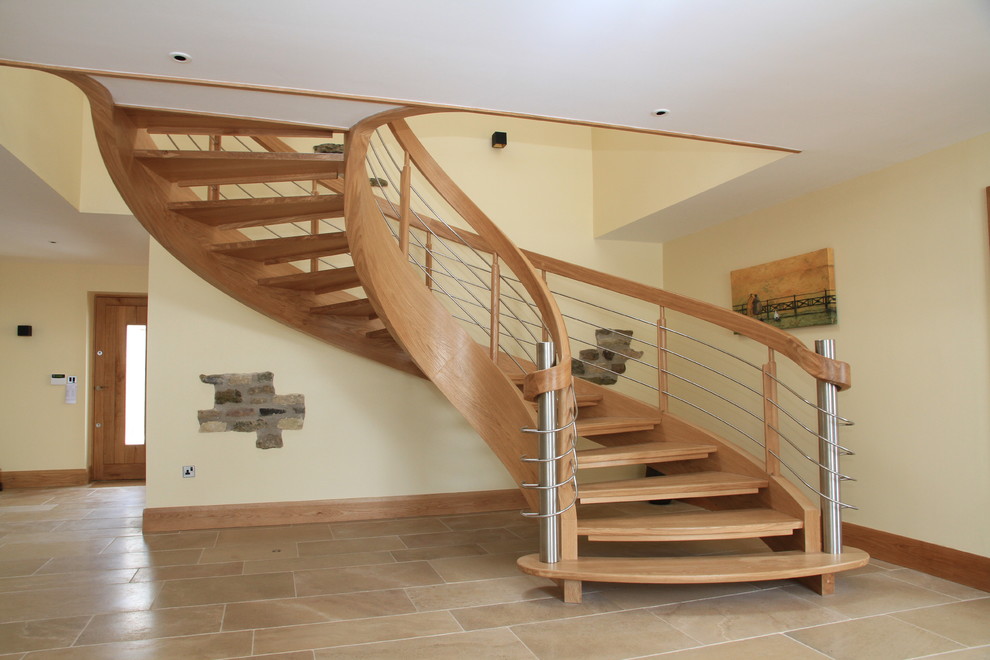 Diseño de escalera curva actual grande sin contrahuella con escalones de madera