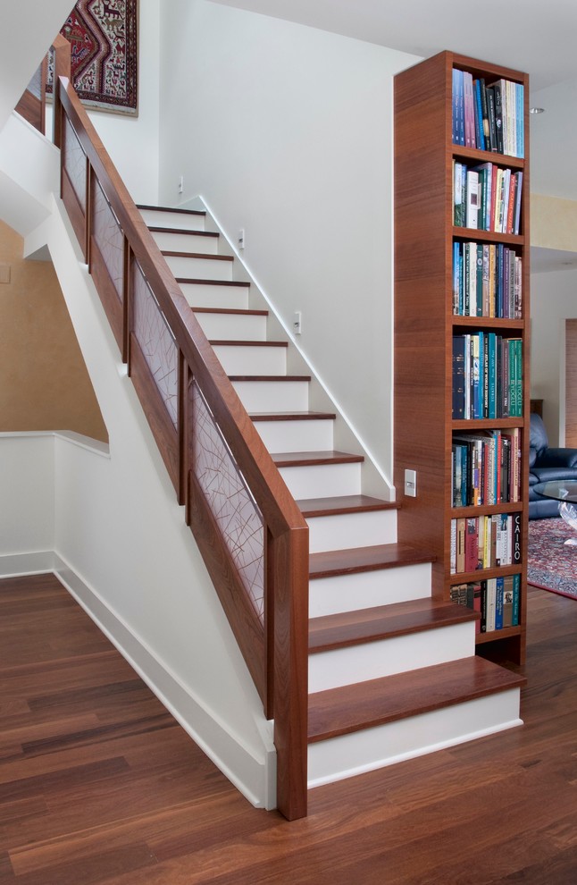 Источник вдохновения для домашнего уюта: угловая лестница в современном стиле с деревянными ступенями и крашенными деревянными подступенками