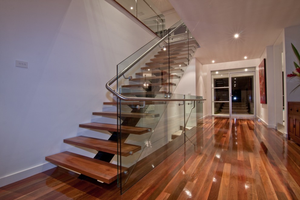 Cette image montre un escalier droit design.