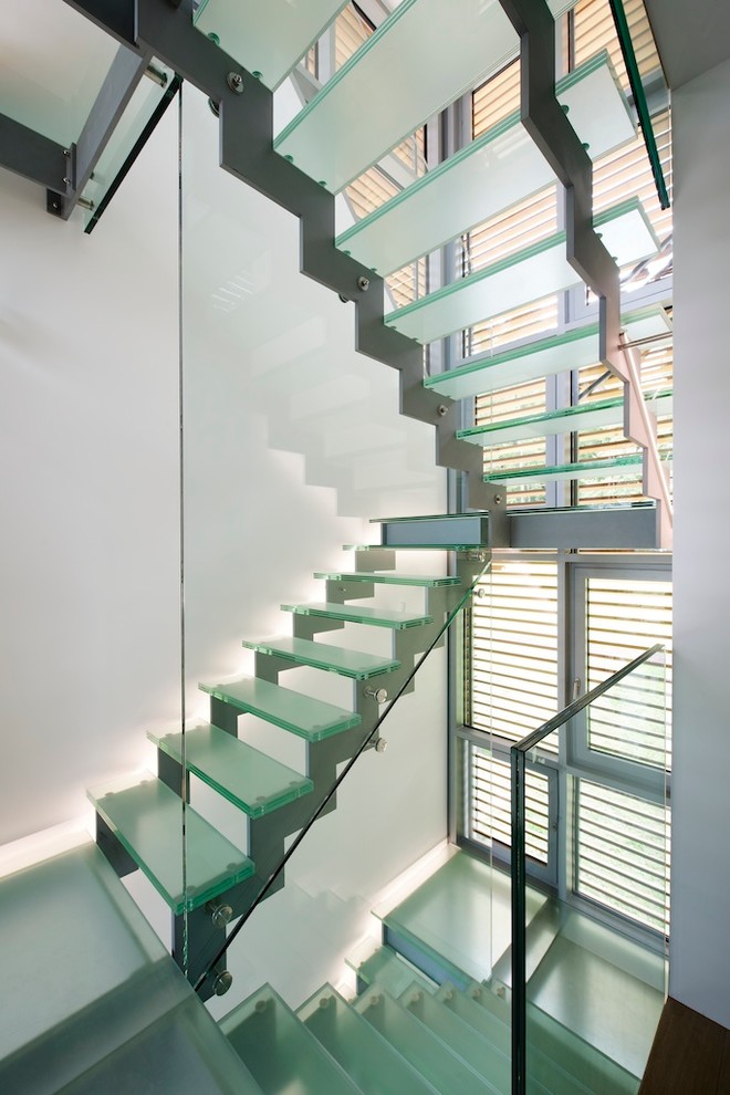 Идея дизайна: п-образная лестница в современном стиле с стеклянными ступенями без подступенок