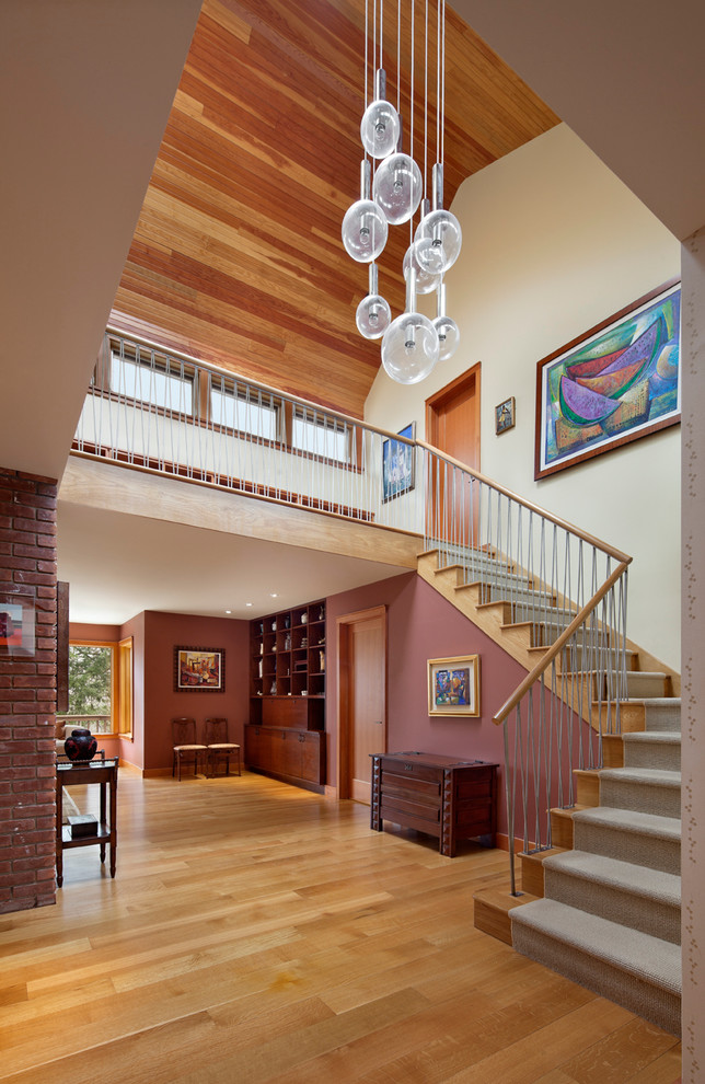 Свежая идея для дизайна: большая угловая деревянная лестница в современном стиле с деревянными ступенями - отличное фото интерьера