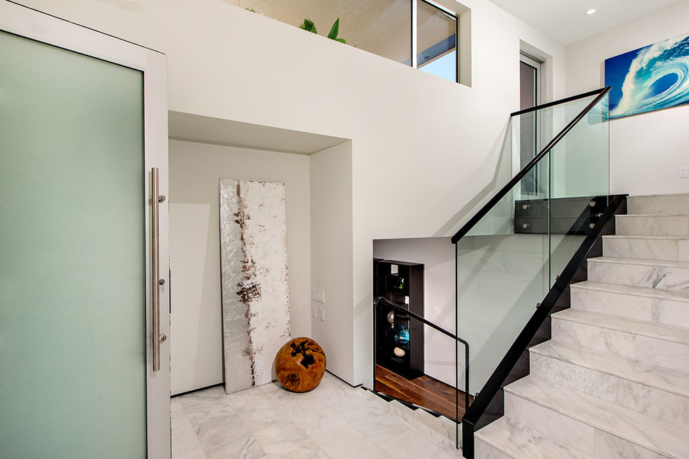 Contemporary l-shaped staircase in San Diego.