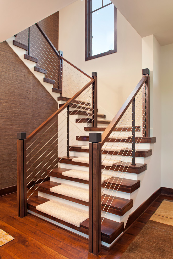 Diseño de escalera actual con barandilla de cable y escalones de madera