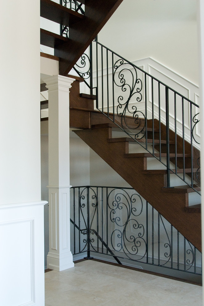 На фото: изогнутая металлическая лестница в современном стиле с металлическими ступенями с