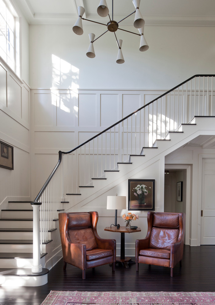 Свежая идея для дизайна: угловая лестница в стиле неоклассика (современная классика) с крашенными деревянными ступенями и крашенными деревянными подступенками - отличное фото интерьера