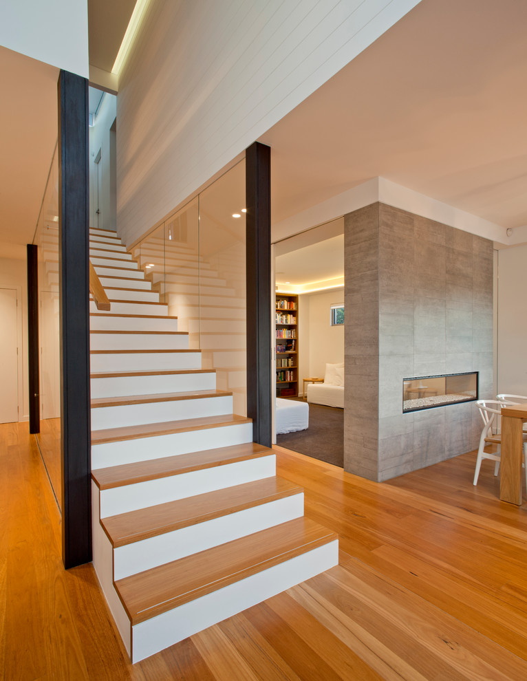 Cette photo montre un escalier peint droit tendance avec des marches en bois.