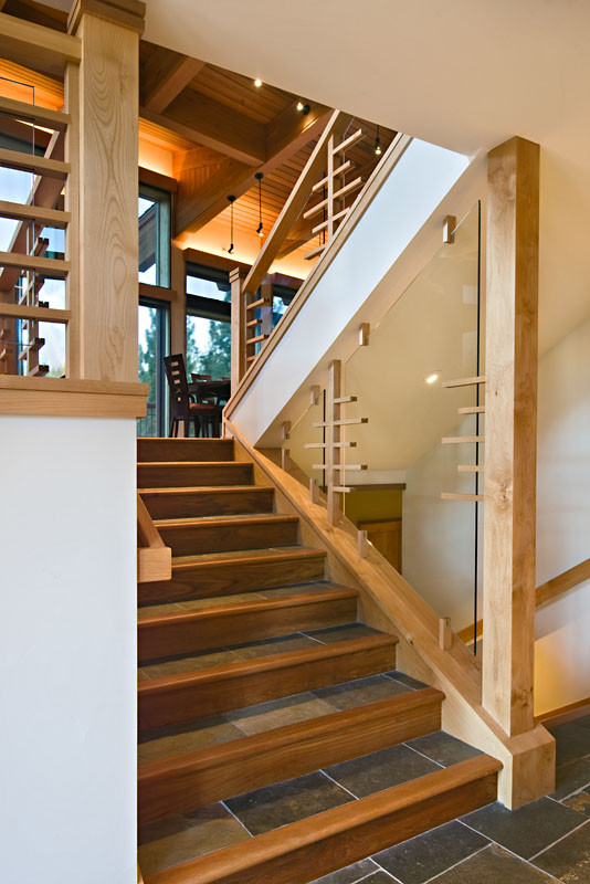 Cette image montre un escalier design avec des marches en ardoise et des contremarches en bois.