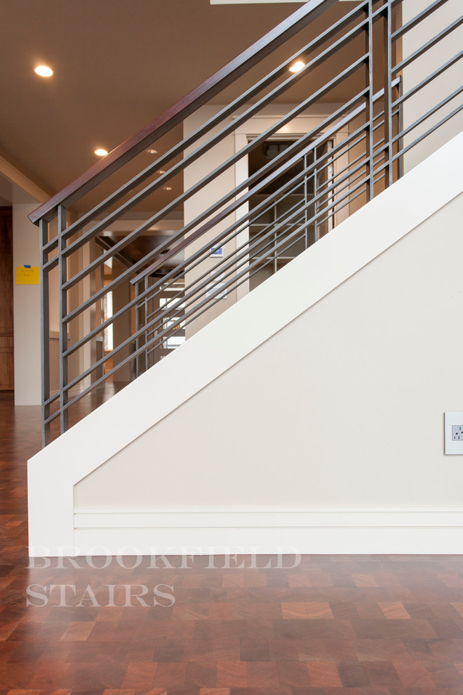 Idée de décoration pour un grand escalier peint droit design avec des marches en bois.