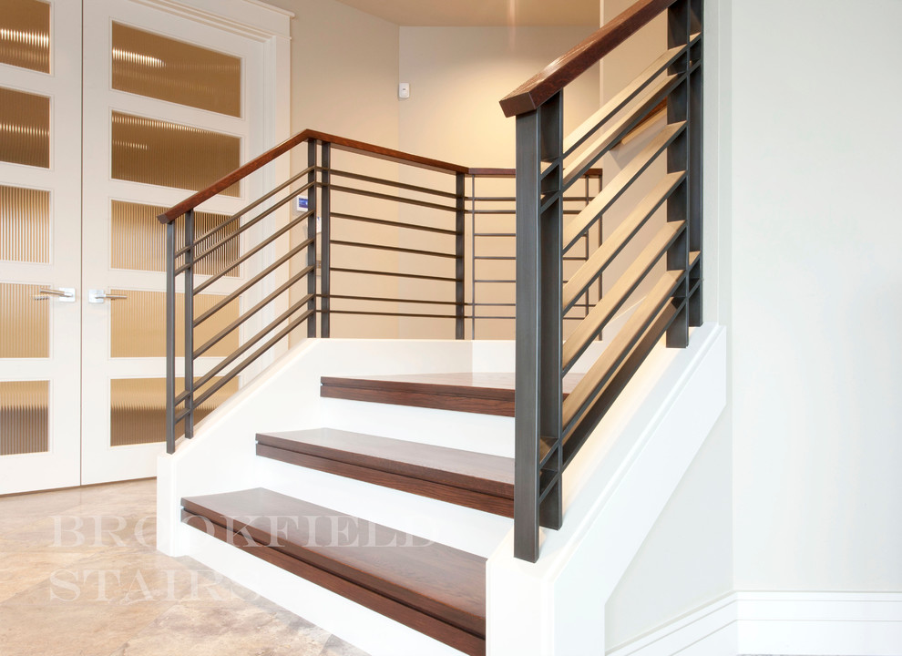 Источник вдохновения для домашнего уюта: большая прямая лестница в современном стиле с деревянными ступенями и крашенными деревянными подступенками