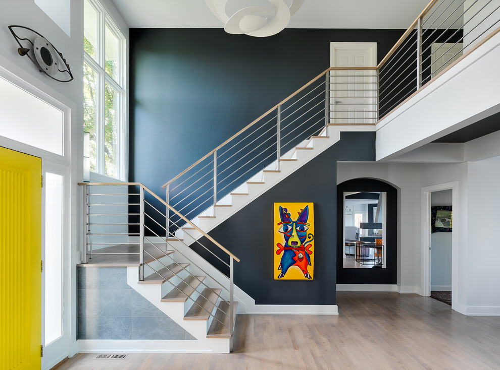 Imagen de escalera en U contemporánea con escalones de madera y contrahuellas de madera pintada