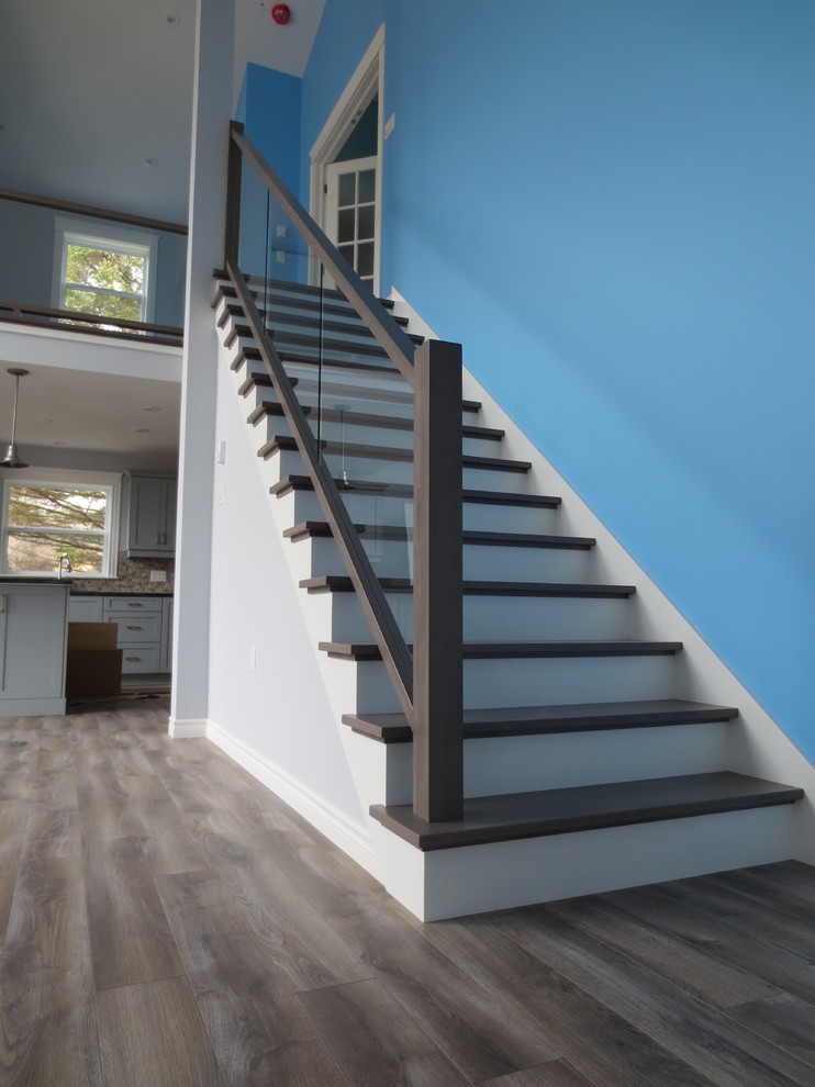 На фото: прямая лестница среднего размера в современном стиле с деревянными ступенями и крашенными деревянными подступенками с