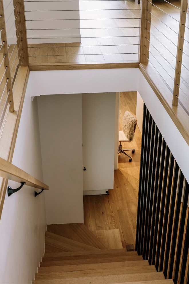 Foto di una scala a rampa dritta minimalista di medie dimensioni con pedata in legno, alzata in legno e parapetto in legno
