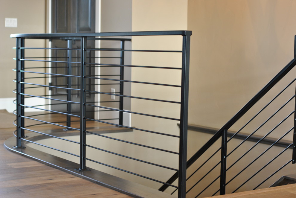 Exemple d'un grand escalier tendance en L avec des marches en bois et des contremarches en bois.