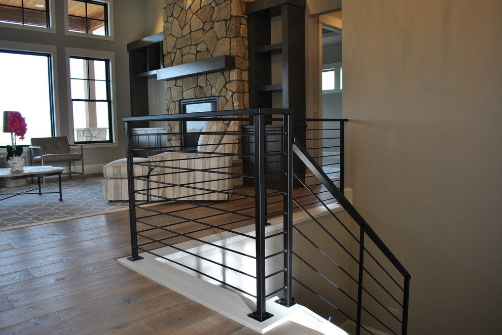 На фото: большая угловая лестница в современном стиле с ступенями с ковровым покрытием и ковровыми подступенками с
