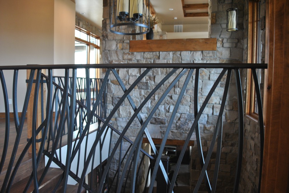 Foto de escalera en L rural de tamaño medio con escalones de madera, contrahuellas de madera y barandilla de metal