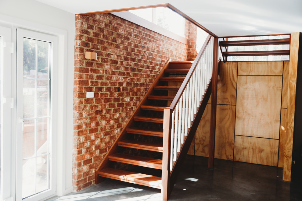 Exemple d'un escalier sans contremarche tendance en U de taille moyenne avec des marches en bois et un garde-corps en bois.
