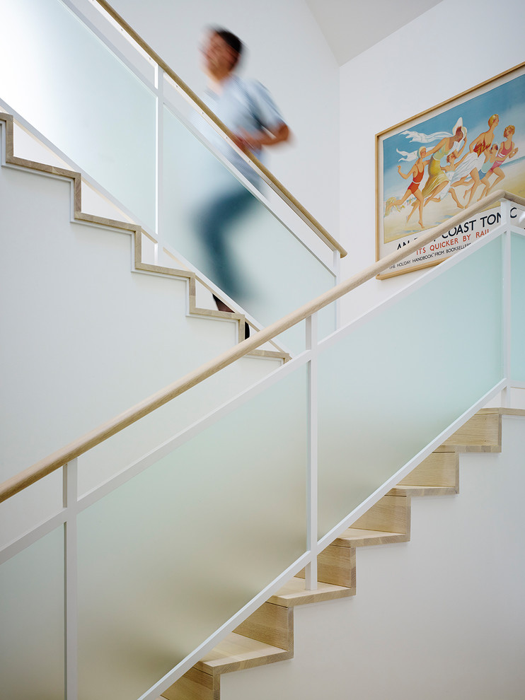 На фото: п-образная деревянная лестница в морском стиле с деревянными ступенями и стеклянными перилами