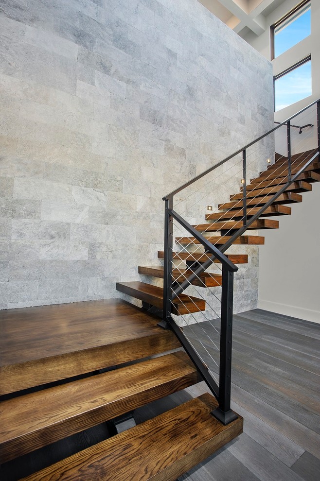 Cette photo montre un grand escalier flottant tendance avec des marches en bois et des contremarches en bois.
