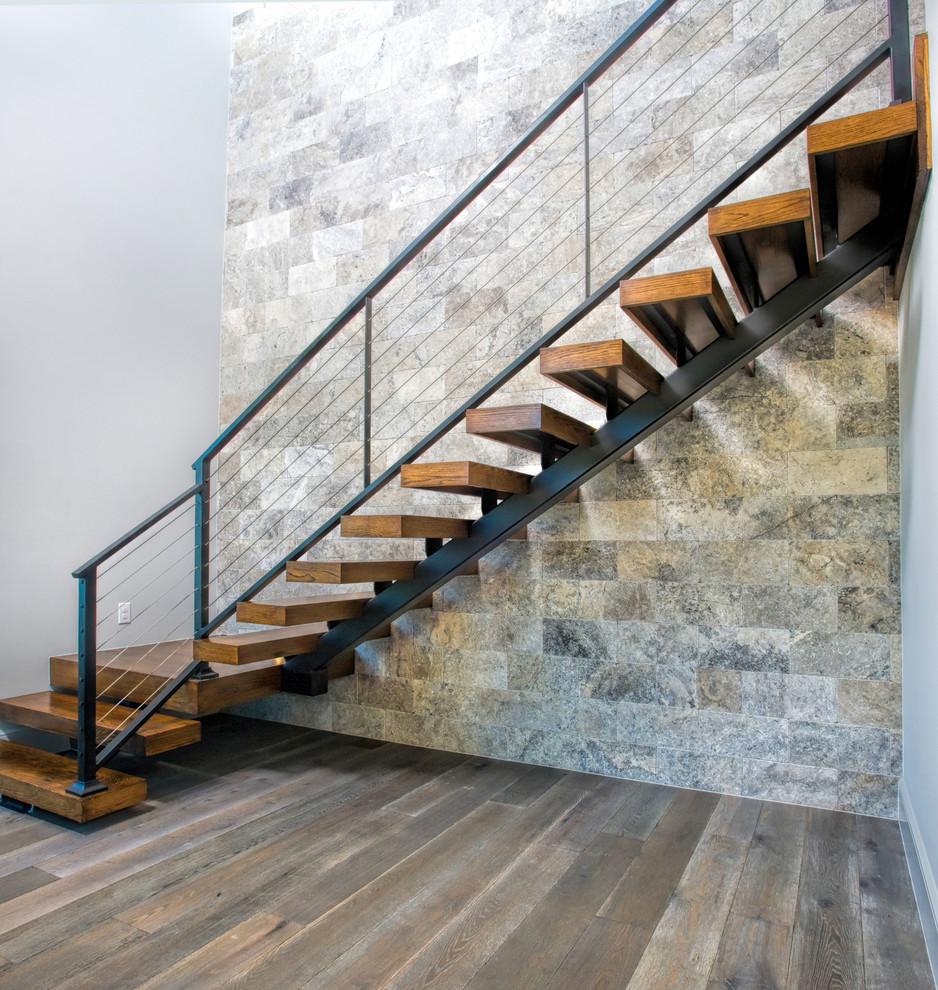 Exemple d'un grand escalier flottant tendance avec des marches en bois, des contremarches en bois et un garde-corps en métal.