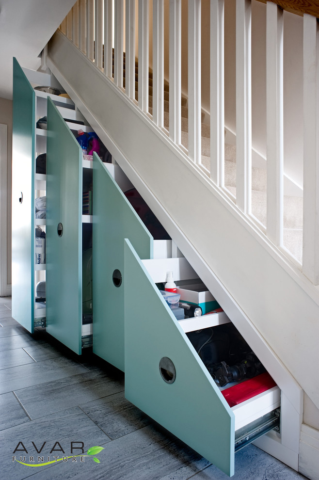 На фото: лестница в современном стиле с кладовкой или шкафом под ней с