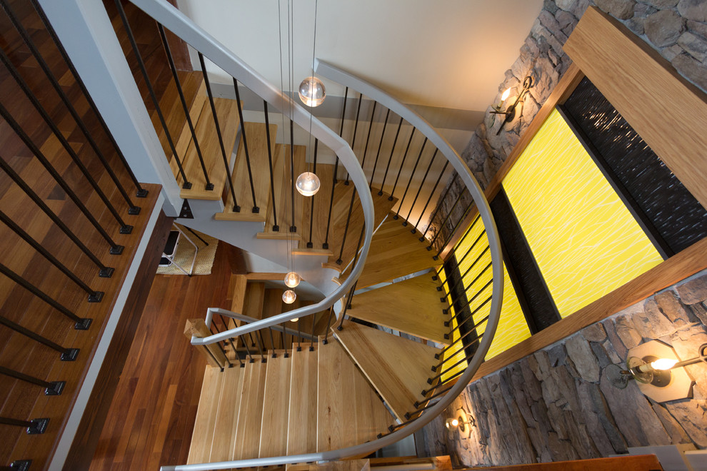 Gewendelte, Mittelgroße Moderne Holztreppe mit Holz-Setzstufen und Mix-Geländer in Washington, D.C.