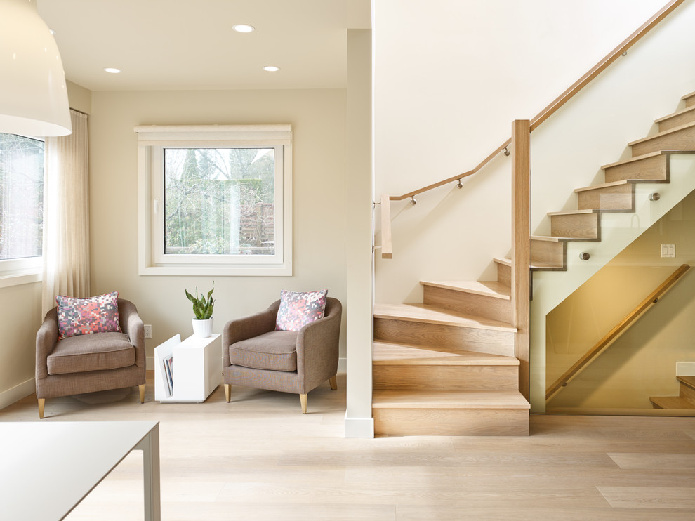 Cette photo montre un escalier tendance en L de taille moyenne avec des marches en bois et des contremarches en bois.