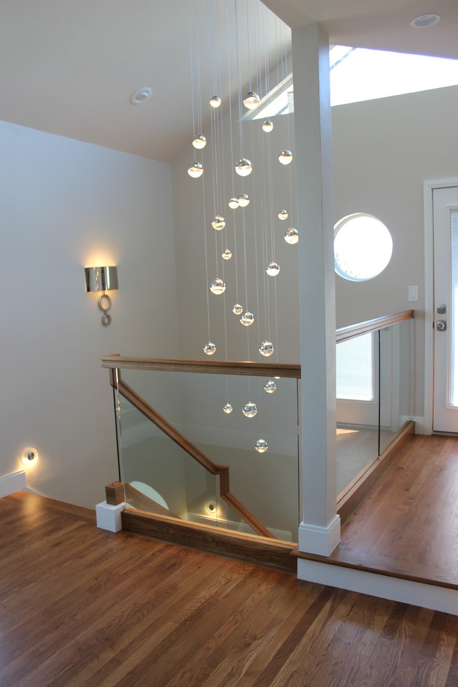 Idée de décoration pour un petit escalier design en L avec des marches en bois, des contremarches en bois, un garde-corps en matériaux mixtes et éclairage.