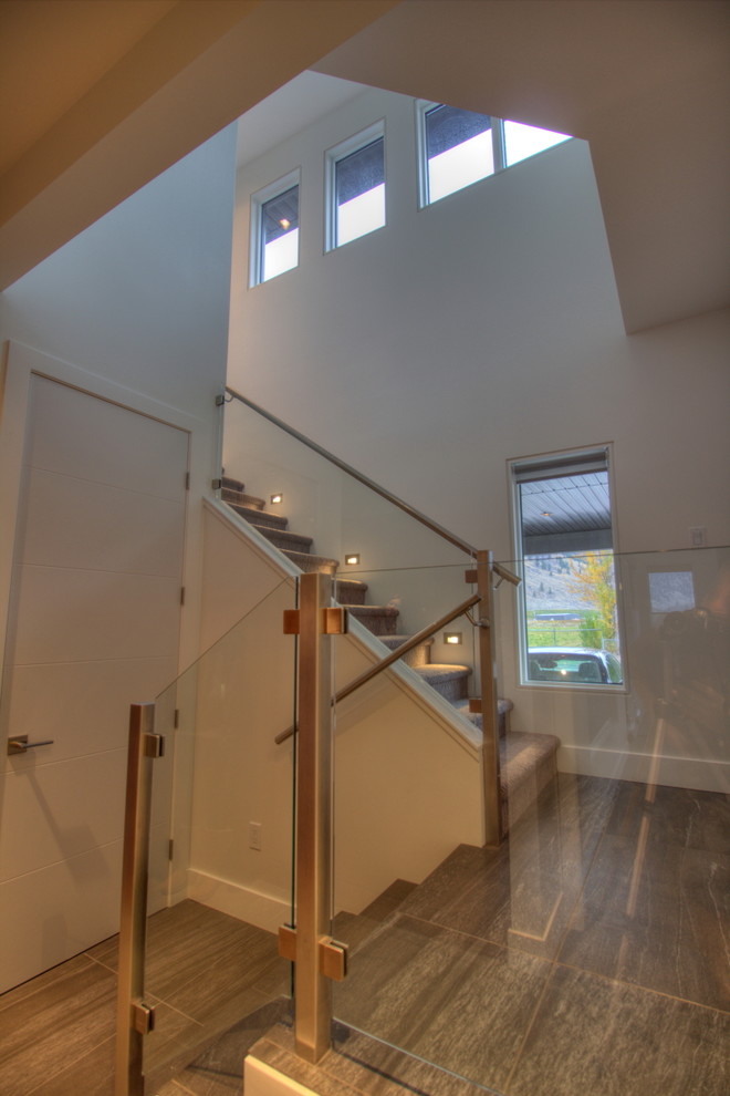 На фото: п-образная лестница среднего размера в современном стиле с ступенями из плитки и подступенками из плитки с