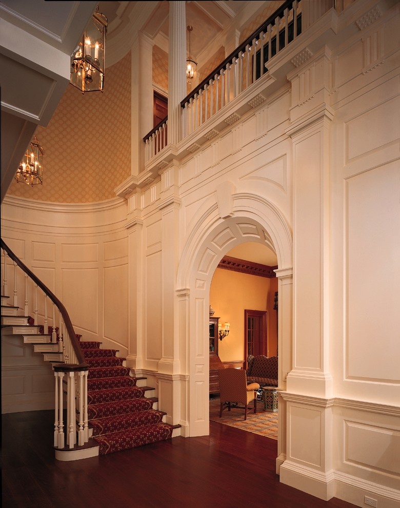 Свежая идея для дизайна: огромная п-образная лестница в классическом стиле с ступенями с ковровым покрытием и ковровыми подступенками - отличное фото интерьера