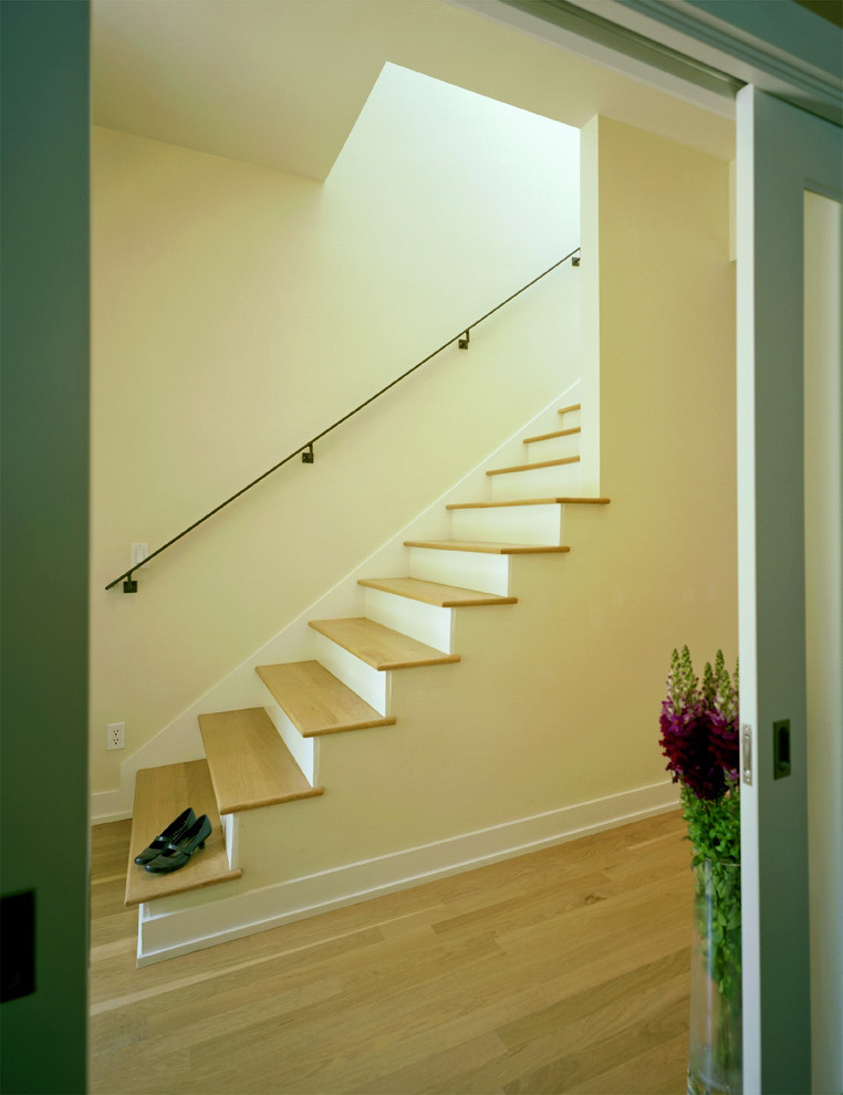 Ejemplo de escalera contemporánea con escalones de madera