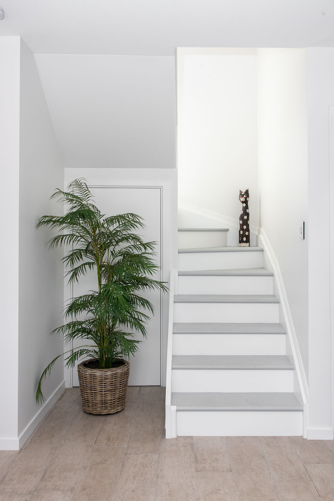 Источник вдохновения для домашнего уюта: изогнутая лестница среднего размера в морском стиле